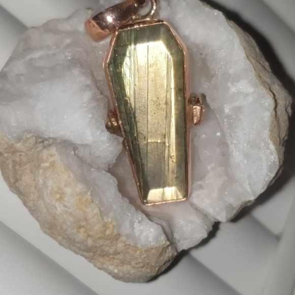 Labradorite Coffin Box pendant Necklace - Picture 13 of 16